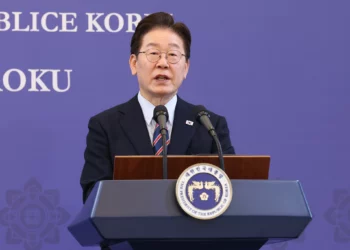 El presidente surcoreano Lee Jae Myung habla durante una conferencia de prensa en Seúl, Corea del Sur, el 13 de abril de 2026. (Chung Sung-Jun/Pool Photo vía AP)