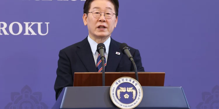 El presidente surcoreano Lee Jae Myung habla durante una conferencia de prensa en Seúl, Corea del Sur, el 13 de abril de 2026. (Chung Sung-Jun/Pool Photo vía AP)