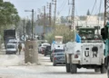 Vehículos del contingente francés que prestan servicio en la Fuerza Provisional de las Naciones Unidas en el Líbano (FPNUL) cruzan el puente Qasmiyeh en dirección a Sidón y Beirut, el 19 de abril de 2026. (MAHMOUD ZAYYAT / AFP)