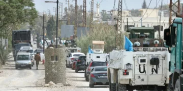 Vehículos del contingente francés que prestan servicio en la Fuerza Provisional de las Naciones Unidas en el Líbano (FPNUL) cruzan el puente Qasmiyeh en dirección a Sidón y Beirut, el 19 de abril de 2026. (MAHMOUD ZAYYAT / AFP)