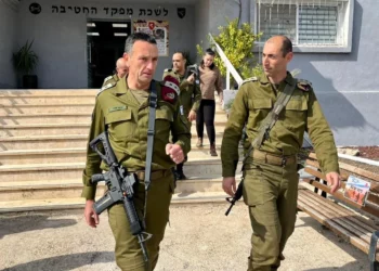 El jefe de las FDI, teniente general Herzi Halevi, camina junto al coronel Meir Biderman, comandante de la 417.ª brigada territorial, en la base de la brigada en el norte del valle del Jordán, el 28 de febrero de 2023. (Fuerzas de Defensa de Israel)