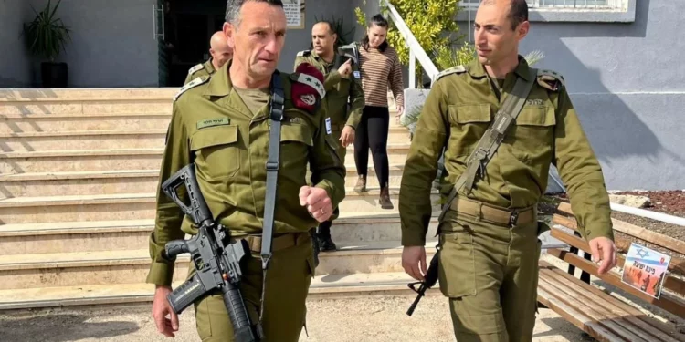 El jefe de las FDI, teniente general Herzi Halevi, camina junto al coronel Meir Biderman, comandante de la 417.ª brigada territorial, en la base de la brigada en el norte del valle del Jordán, el 28 de febrero de 2023. (Fuerzas de Defensa de Israel)