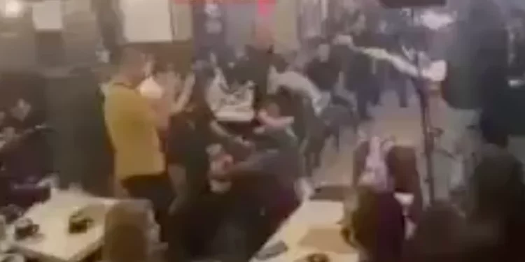 Autoridades iraníes cierran una cafetería por “actividades satánicas”