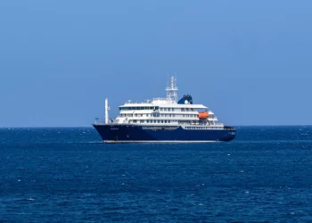 Vista del crucero MV Hondius, atracado frente al puerto de Praia, capital de Cabo Verde, el 3 de mayo de 2026. (AFP)