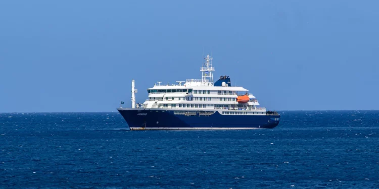Vista del crucero MV Hondius, atracado frente al puerto de Praia, capital de Cabo Verde, el 3 de mayo de 2026. (AFP)