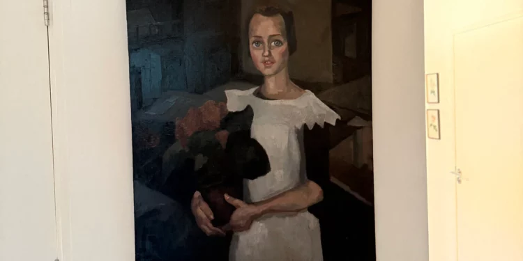 Esta fotografía de archivo, tomada en un lugar no revelado y difundida por Arthur Brand el 11 de mayo de 2026, muestra el cuadro “Retrato de una joven”, del artista holandés Toon Kelder, una obra de arte sustraída por los nazis de la mundialmente famosa colección Goudstikker y descubierta en la casa de los descendientes de un conocido colaborador holandés de las SS. (Fotografía de archivo y Arthur BRAND / AFP)
