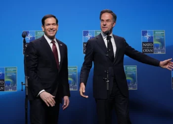 El secretario de Estado estadounidense, Marco Rubio (izquierda), y el secretario general de la OTAN, Mark Rutte, abandonan el podio tras pronunciar un discurso durante una reunión de ministros de Asuntos Exteriores de la OTAN en Helsingborg, Suecia, el 22 de mayo de 2026. (Foto AP/Julia Demaree Nikhinson, Pool)