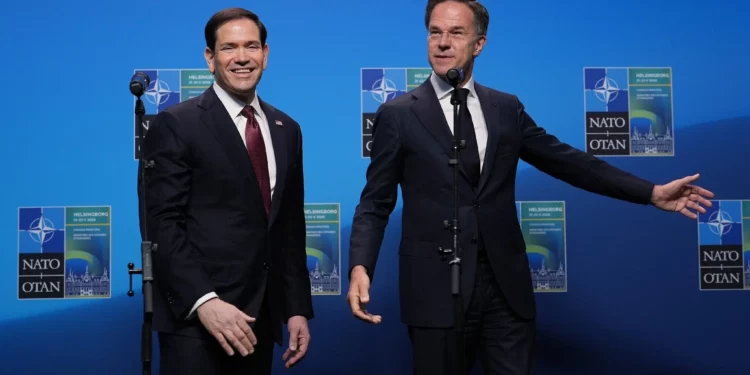 El secretario de Estado estadounidense, Marco Rubio (izquierda), y el secretario general de la OTAN, Mark Rutte, abandonan el podio tras pronunciar un discurso durante una reunión de ministros de Asuntos Exteriores de la OTAN en Helsingborg, Suecia, el 22 de mayo de 2026. (Foto AP/Julia Demaree Nikhinson, Pool)
