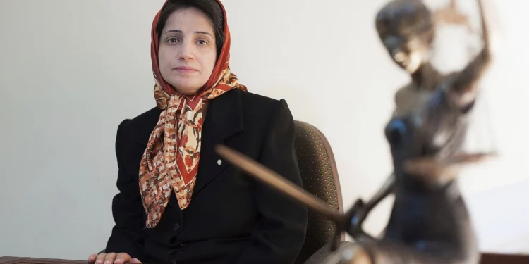 La abogada iraní defensora de los derechos humanos, Nasrin Sotoudeh, en su oficina en Teherán, Irán, el 1 de noviembre de 2008. (AP/Arash Ashourinia)