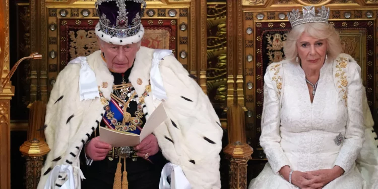 El rey Carlos III de Gran Bretaña pronuncia un discurso sentado junto a la reina Camila durante la Apertura del Parlamento en el Palacio de Westminster en Londres, el 13 de mayo de 2026. (Foto AP/Kirsty Wigglesworth, Pool)