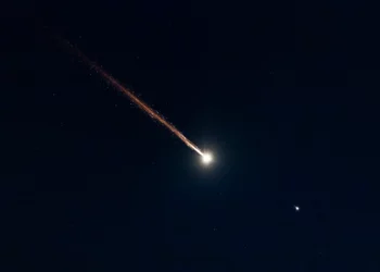Un misil balístico disparado desde Irán, visto desde Jerusalén el 7 de abril de 2026. (Yonatan Sindel/Flash90)
