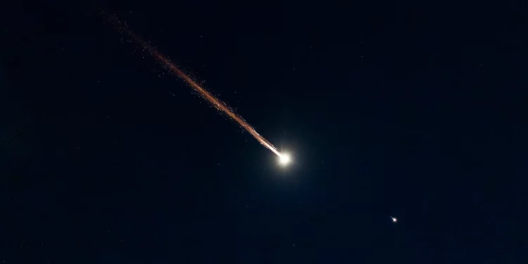 Un misil balístico disparado desde Irán, visto desde Jerusalén el 7 de abril de 2026. (Yonatan Sindel/Flash90)