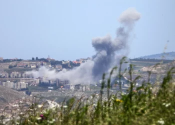 El humo se eleva tras un ataque israelí contra la aldea de Kfar Roummane, en el distrito sureño de Nabatieh, el 19 de mayo de 2026. (AFP)