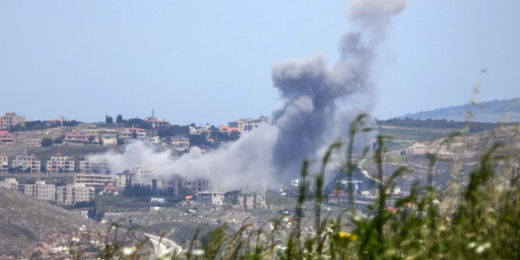 El humo se eleva tras un ataque israelí contra la aldea de Kfar Roummane, en el distrito sureño de Nabatieh, el 19 de mayo de 2026. (AFP)