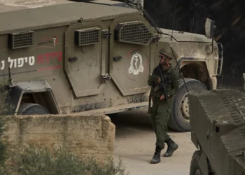 Un soldado de las FDI camina con su arma por una calle durante una redada militar en la aldea de al-Yamun, en Judea y Samaria, cerca de Jenin, el 17 de febrero de 2026. (Foto AP/Leo Correa)