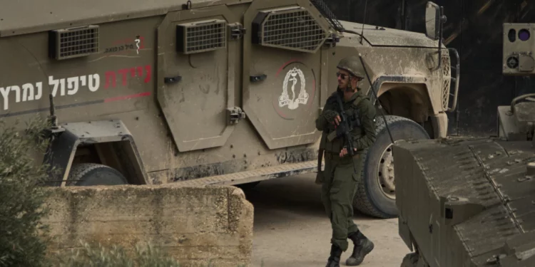 Un soldado de las FDI camina con su arma por una calle durante una redada militar en la aldea de al-Yamun, en Judea y Samaria, cerca de Jenin, el 17 de febrero de 2026. (Foto AP/Leo Correa)