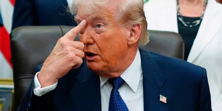 El presidente de EE. UU., Donald Trump, habla antes de firmar un decreto en el Despacho Oval de la Casa Blanca, el 5 de mayo de 2026, en Washington. (AP/Jacquelyn Martin)
