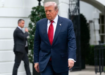 El presidente de EE. UU., Donald Trump, se dirige a hablar con los periodistas antes de subir al Marine One en el Jardín Sur de la Casa Blanca, el 8 de mayo de 2026, en Washington. (Foto AP/José Luis Magana)