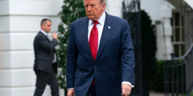 El presidente de EE. UU., Donald Trump, se dirige a hablar con los periodistas antes de subir al Marine One en el Jardín Sur de la Casa Blanca, el 8 de mayo de 2026, en Washington. (Foto AP/José Luis Magana)