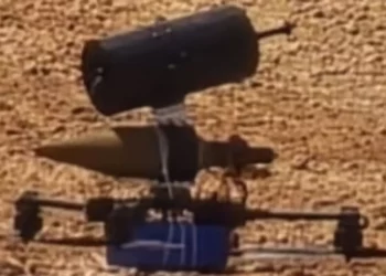 Un dron con visión en primera persona (FPV) lanzado por Hezbolá que aterrizó sin explotar en el norte de Israel, el 9 de mayo de 2026. (Utilizado de conformidad con la cláusula 27a de la Ley de derechos de autor)