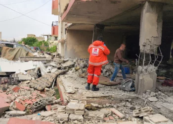 Un trabajador de emergencias inspecciona los daños tras un ataque israelí contra un edificio de apartamentos en Baalbek, Líbano, el 18 de mayo de 2026. (AFP)