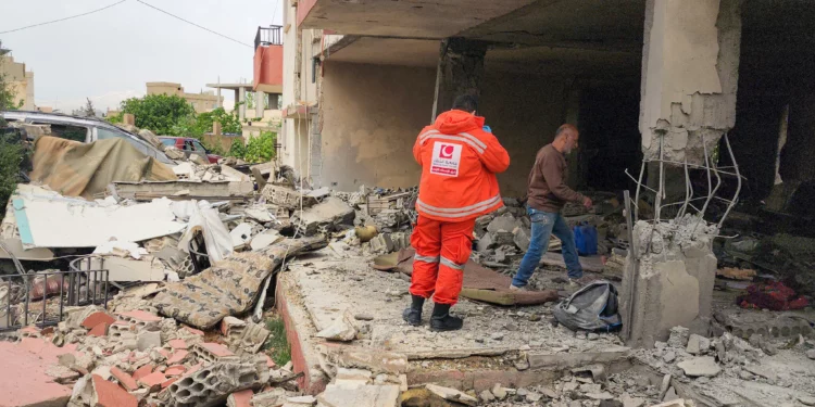 Un trabajador de emergencias inspecciona los daños tras un ataque israelí contra un edificio de apartamentos en Baalbek, Líbano, el 18 de mayo de 2026. (AFP)