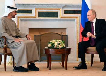 El presidente ruso Vladimir Putin, a la derecha, y el presidente de los Emiratos Árabes Unidos, el jeque Mohamed bin Zayed Al Nahyan, conversan durante su reunión en San Petersburgo, Rusia, el 11 de octubre de 2022. (Pavel Bednyakov, Sputnik, Kremlin Pool Photo vía AP)