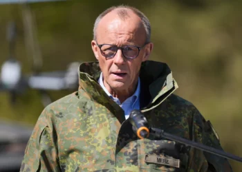 El canciller alemán Friedrich Merz hace una declaración durante su visita al ejército en la base de la Bundeswehr en Münster, Alemania, el 30 de abril de 2026. (AP/ Markus Schreiber)