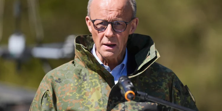 El canciller alemán Friedrich Merz hace una declaración durante su visita al ejército en la base de la Bundeswehr en Münster, Alemania, el 30 de abril de 2026. (AP/ Markus Schreiber)
