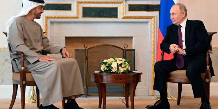 El presidente ruso Vladimir Putin, a la derecha, y el presidente de los Emiratos Árabes Unidos, el jeque Mohamed bin Zayed Al Nahyan, conversan durante su reunión en San Petersburgo, Rusia, el 11 de octubre de 2022. (Pavel Bednyakov, Sputnik, Kremlin Pool Photo vía AP)