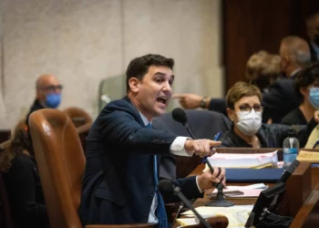 El diputado Eitan Ginzburg abandona el partido Azul y Blanco