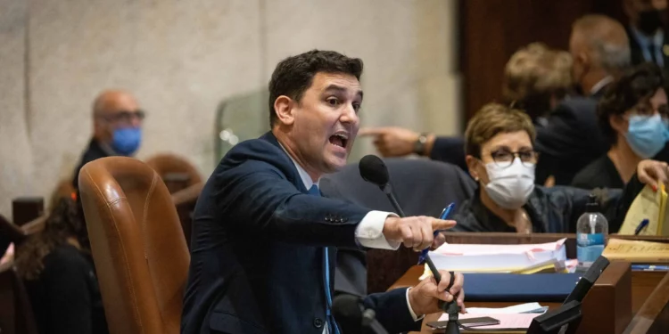 El diputado Eitan Ginzburg abandona el partido Azul y Blanco