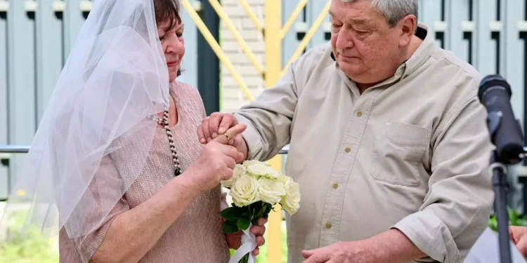 Varias parejas judías se casan en Kiev durante el alto el fuego