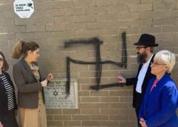 Vandalizan con esvásticas sinagogas y viviendas judías en Queens