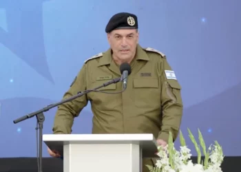 El jefe del Estado Mayor de las Fuerzas de Defensa de Israel, el teniente general Eyal Zamir, pronuncia un discurso en la ceremonia de traspaso de mando del jefe de la Fuerza Aérea israelí, celebrada en la base aérea de Tel Nof el 5 de mayo de 2026. (Captura de pantalla/FDI)