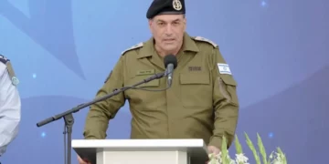 El jefe del Estado Mayor de las Fuerzas de Defensa de Israel, el teniente general Eyal Zamir, pronuncia un discurso en la ceremonia de traspaso de mando del jefe de la Fuerza Aérea israelí, celebrada en la base aérea de Tel Nof el 5 de mayo de 2026. (Captura de pantalla/FDI)