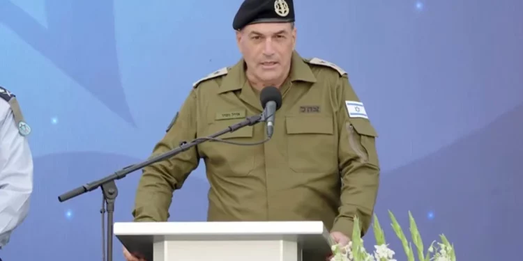 El jefe del Estado Mayor de las Fuerzas de Defensa de Israel, el teniente general Eyal Zamir, pronuncia un discurso en la ceremonia de traspaso de mando del jefe de la Fuerza Aérea israelí, celebrada en la base aérea de Tel Nof el 5 de mayo de 2026. (Captura de pantalla/FDI)