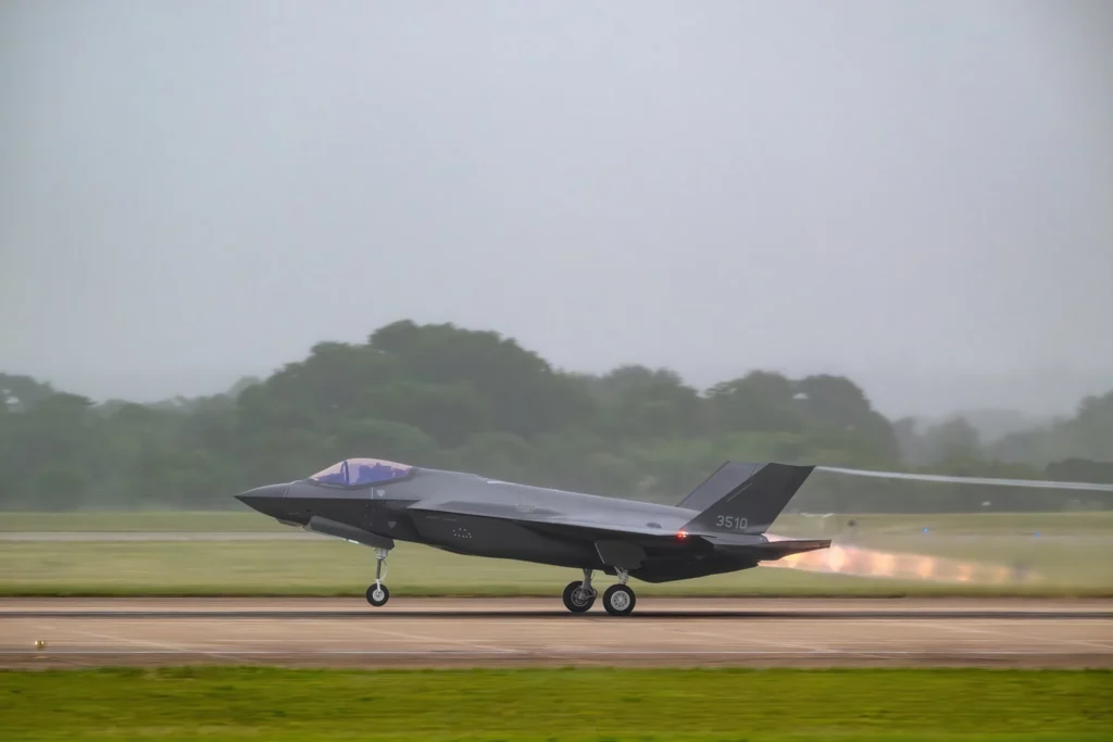 Los tres primeros cazas F-35A (números de serie 3509, 3510 y 3511) destinados a la Fuerza Aérea Polaca se entregarán hoy en la base aérea de Łask.