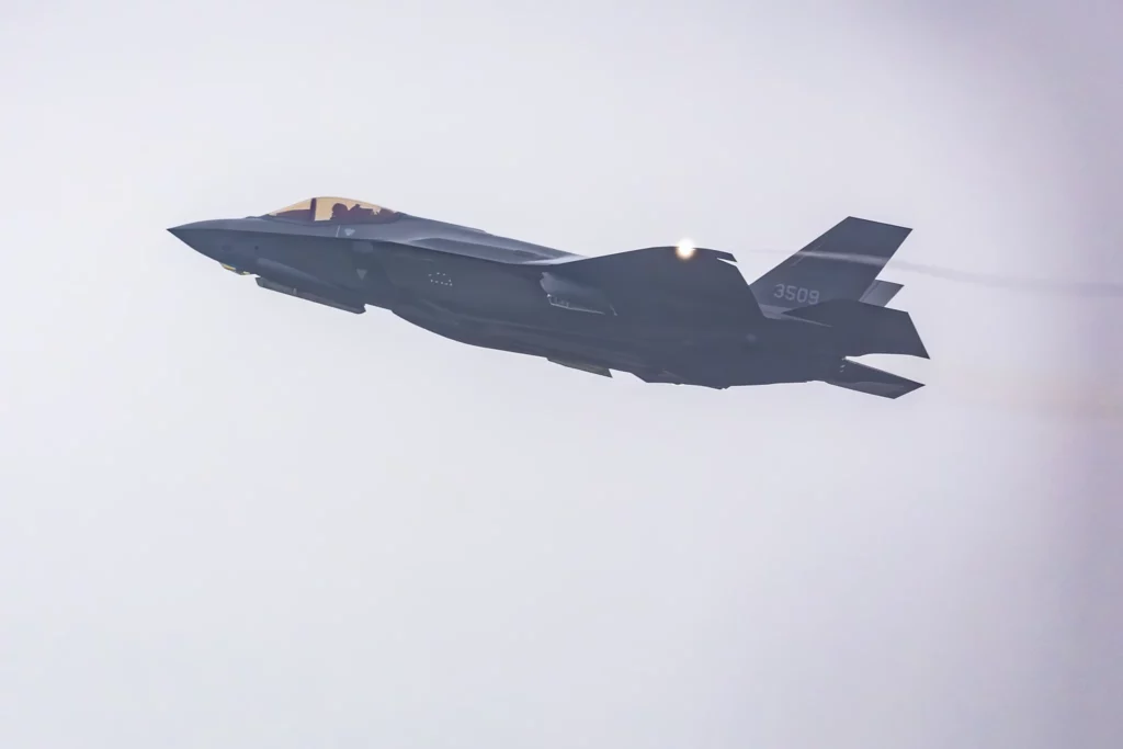 Los tres primeros cazas F-35A (números de serie 3509, 3510 y 3511) destinados a la Fuerza Aérea Polaca se entregarán hoy en la base aérea de Łask.