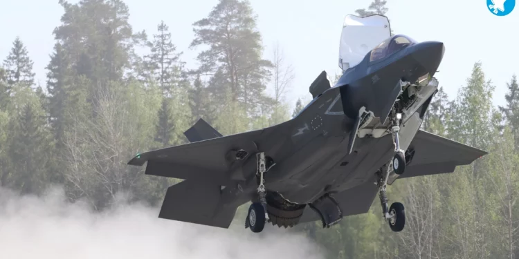 F-35B italianos operan por primera vez desde una carretera