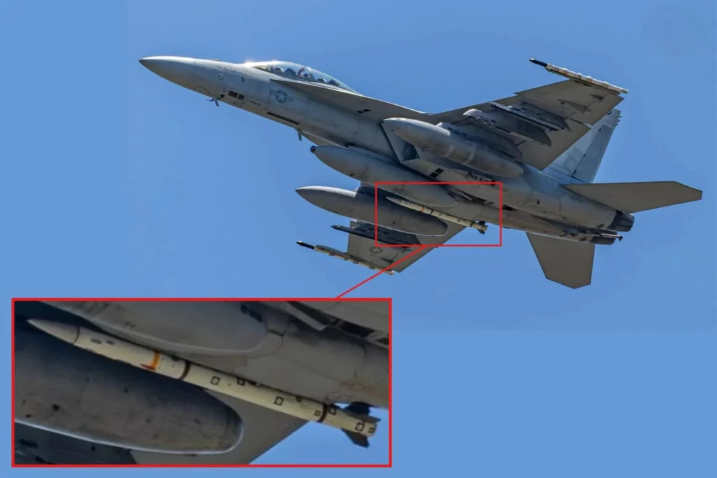 Avistado el F/A-18 Super Hornet con un misil AIM-260A