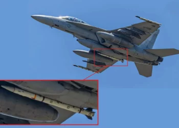 Avistado el F/A-18 Super Hornet con un misil AIM-260A