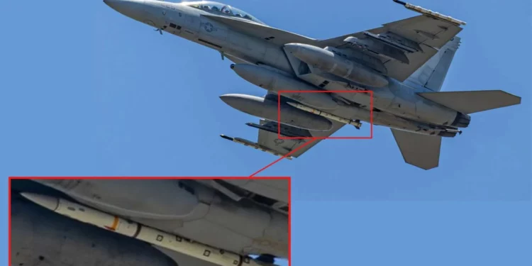 Avistado el F/A-18 Super Hornet con un misil AIM-260A
