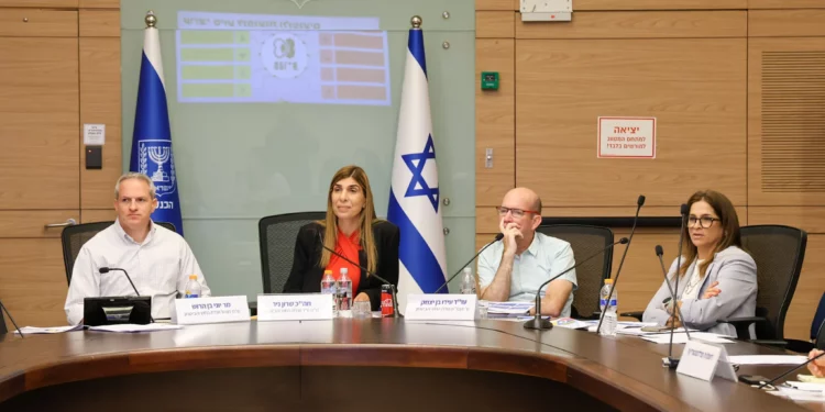El Comité de Asuntos Exteriores y Defensa de la Knéset examina un informe de las Fuerzas de Defensa de Israel (FDI) sobre la mala conducta sexual en las fuerzas armadas, el 19 de mayo de 2026. (Benny Doron/Comité de Asuntos Exteriores y Defensa)