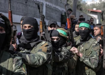Hombres armados enmascarados de Hamás asisten al funeral de Mahmoud al-Nabaheen, de 24 años, en el campo de refugiados de Bureij, en el centro de la Franja de Gaza, el 23 de enero de 2019. (MAHMUD HAMS / AFP)