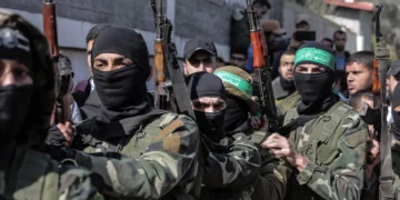 Hombres armados enmascarados de Hamás asisten al funeral de Mahmoud al-Nabaheen, de 24 años, en el campo de refugiados de Bureij, en el centro de la Franja de Gaza, el 23 de enero de 2019. (MAHMUD HAMS / AFP)