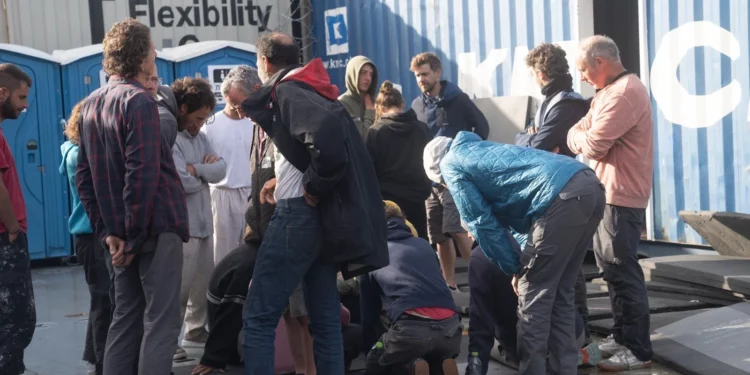 Israel detiene a dos activistas de la flotilla para interrogarlos