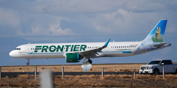 Un peatón muere atropellado por un avión de Frontier Airlines