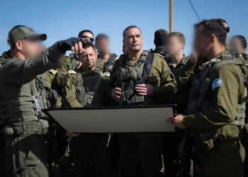 El jefe del Estado Mayor de las FDI, teniente general Eyal Zamir (centro), aparece junto a oficiales en Judea y Samaria el 13 de mayo de 2026. (Fuerzas de Defensa de Israel)