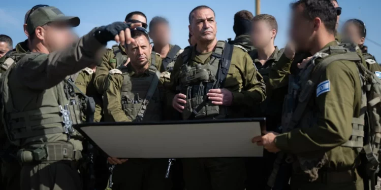 El jefe del Estado Mayor de las FDI, teniente general Eyal Zamir (centro), aparece junto a oficiales en Judea y Samaria el 13 de mayo de 2026. (Fuerzas de Defensa de Israel)